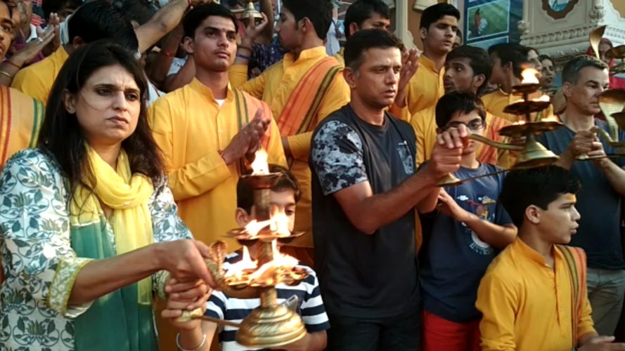 आईपीएल 2018 में क्रिकेट का रोमांच छोड़ राहुल द्रविड़ ऋषिकेश में ले रहे है गंगा मैया का आशीर्वाद