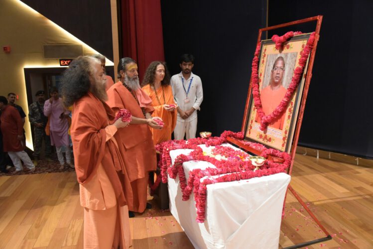 Swami Chidananda Muni  Paying Tribute To Late Swami Muktanand ji