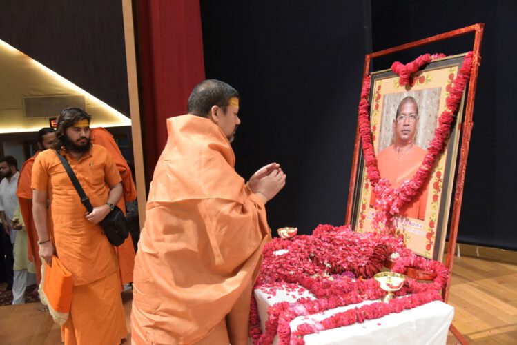 Acharya Kailashananda  Paying Tribute To Late Swami Muktanand ji