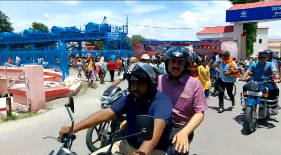 The District Magistrate, who came out to inspect the Kanwar fair on a motorcycle with half a dozen officers, got stuck in the jam, had to leave the inspection midway and return.