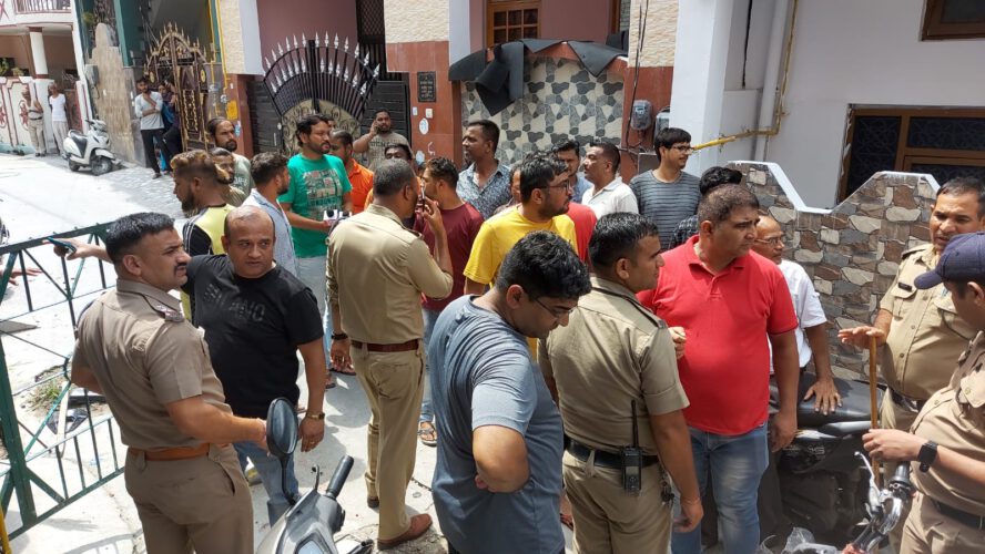 उत्तराखण्ड: पूर्व मंत्री के लाठी डंडो से लैस दो दर्जन समर्थको ने किया दूसरे समर्थक के घर हमला, चार राऊंड फायरिंग से इलाके मे दहशत, पॉश इलाके की घटना