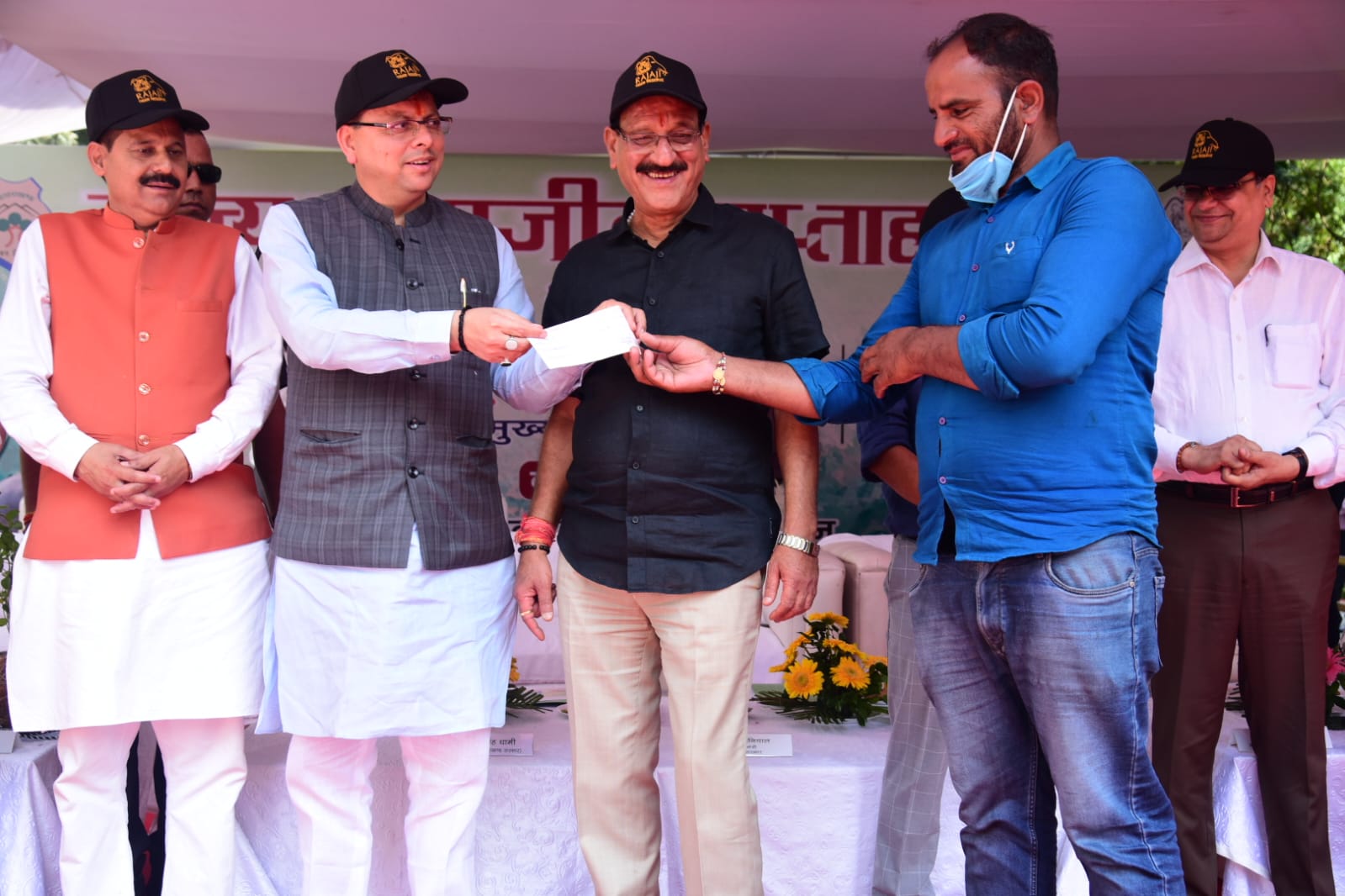 मुख्यमंत्री पुष्कर सिंह धामी ने वन्यजीवों से हुई मवेशी एवं फसल क्षति के लिए 16 लोगों को मुआवजा चेक प्रदान किये.