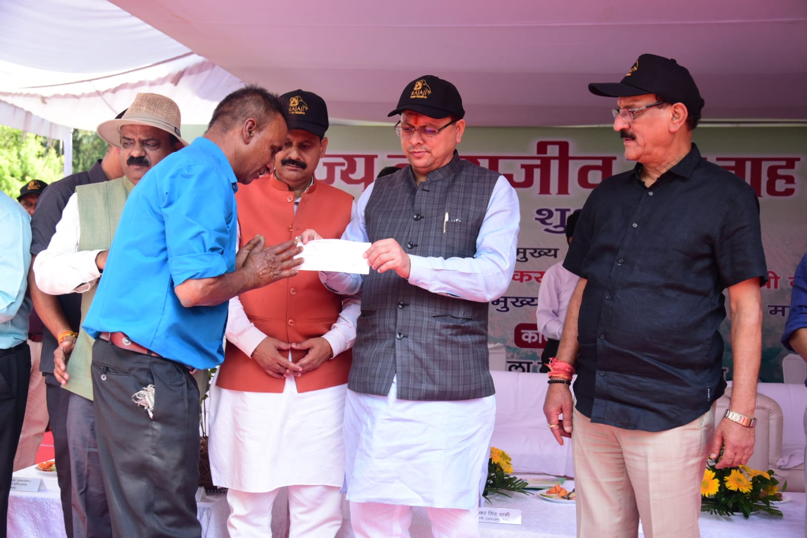 मुख्यमंत्री पुष्कर सिंह धामी ने वन्यजीवों से हुई मवेशी एवं फसल क्षति के लिए 16 लोगों को मुआवजा चेक प्रदान किये